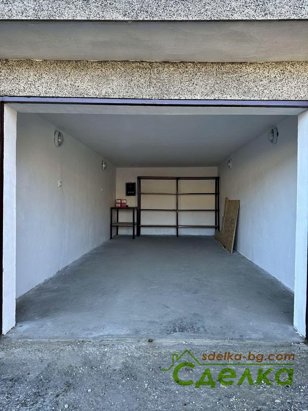 Garage in Center - Property Details 1
