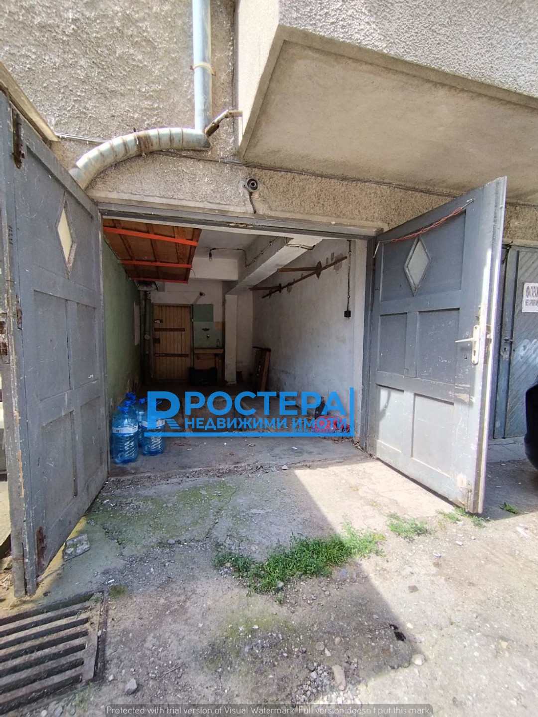 Garage in Center - Property Details 1