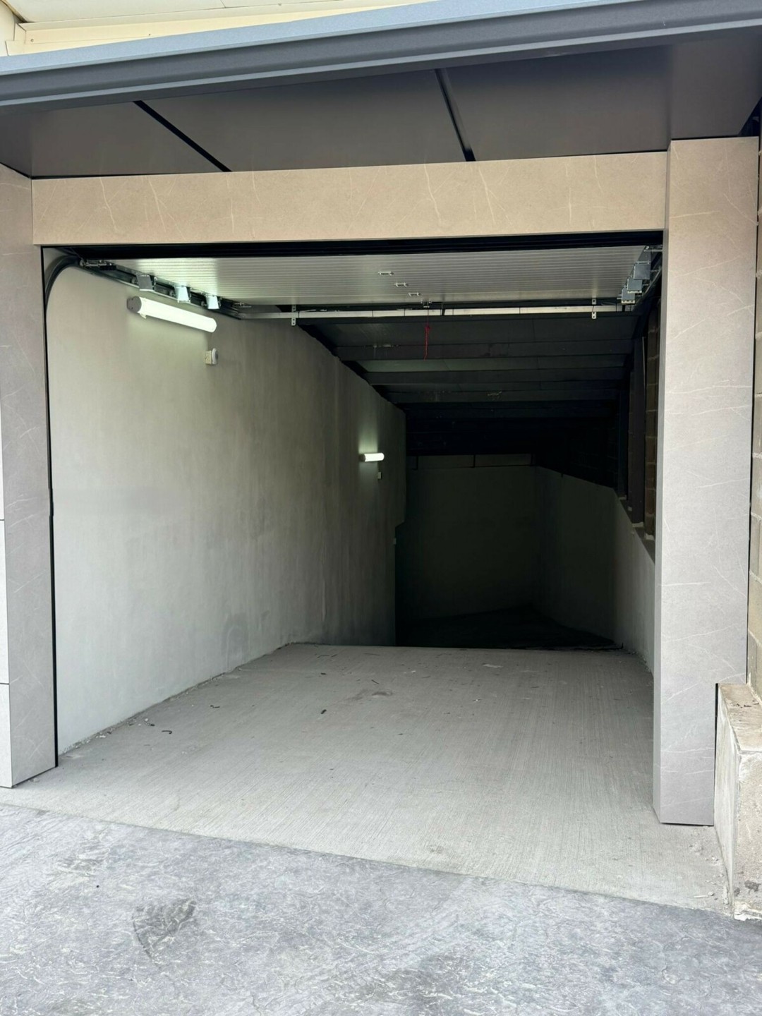 Garage in Wide Center - Property Details 1
