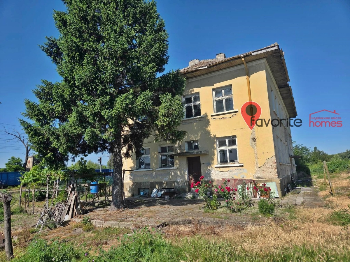 ПРОДАВА СЕ МАСИВНА СГРАДА- ОБЩЕЖИТИЕ С РАЗГЪРНАТА ЖИЛИЩНА ПЛОЩ 446 КВ.М В С. ХАН КРУМ, ОБЩ. ВЕЛИКИ ПРЕСЛАВ